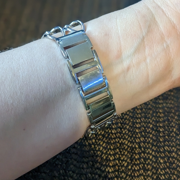 Silver chain link watch with adjustable chain band - Picture 3 of 3